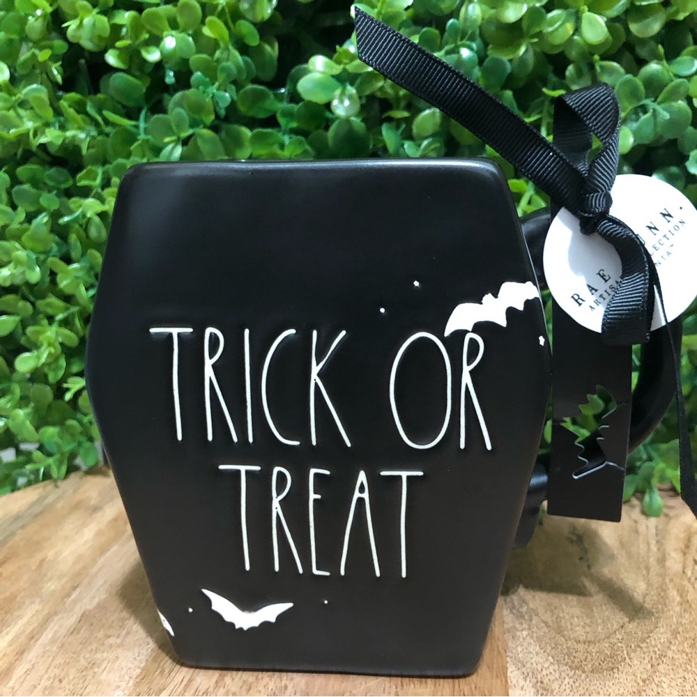 Rae Dunn NWT “Trick or treat “ mug